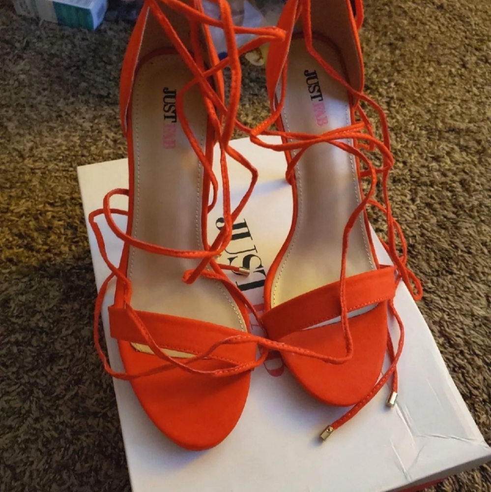 Red high heels - Picture 2 of 2
